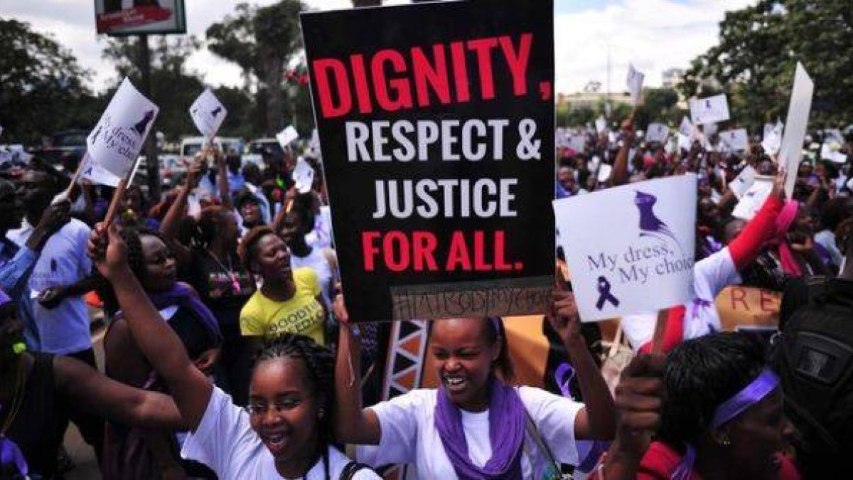 Mujeres kenianas gritan consignas contra la violencia sexual, este lunes en Nairobi.