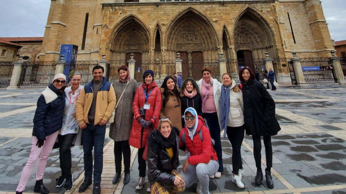 Los profesionales del turismo, junto a la Catedral de León.