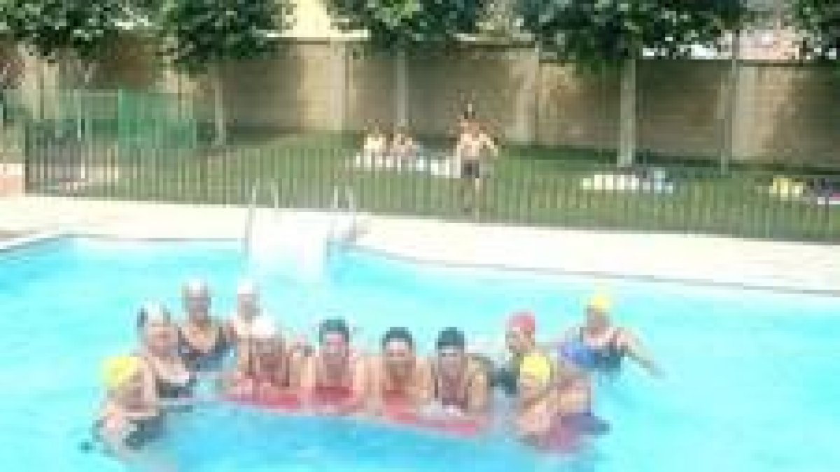 Participantes en el curso de gimnasia suave en el agua, que ha tenido un gran éxito de asistencia