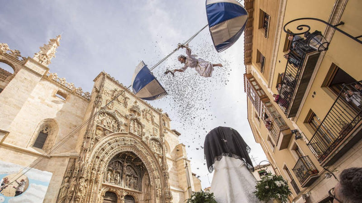 Bajada del Ángel, un ritual que data de los siglos XVI-XVII, ayer, en Aranda del Duero. EFE