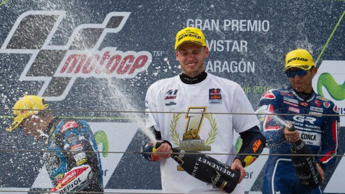 Brad Binder celebra en el podio de Motorland su campeonato mundial en Moto3.