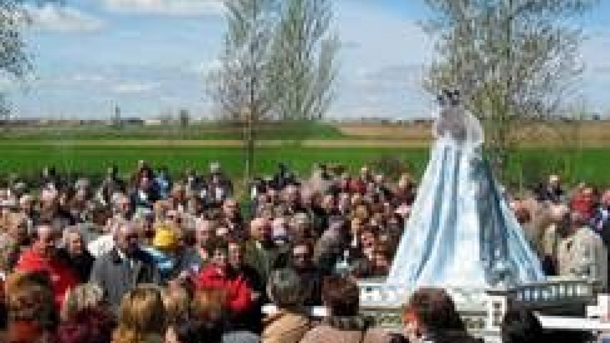 Los asistentes procesionan junto a la virgen en la jornad de ayer