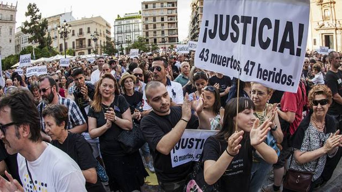 Manifestación de apoyo a las víctimas del accidente del metro de Valencia, en el 2013.