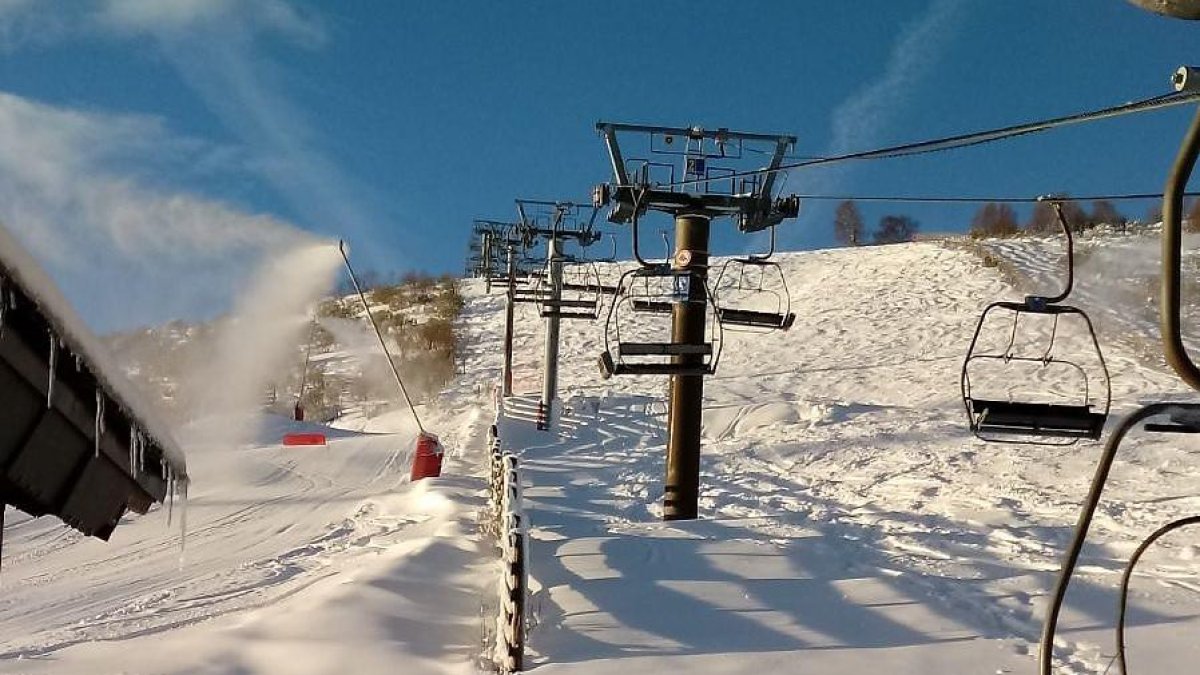 La estación de esquí de Leitariegos en la localidad de Villablibo (León), cubierta por las últimas nevadas