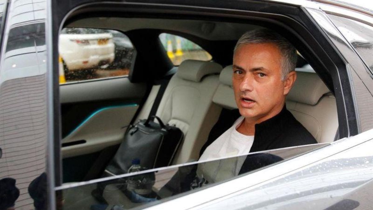 Mourinho abandona el hotel de Manchester donde vive tras ser destituido por el United.