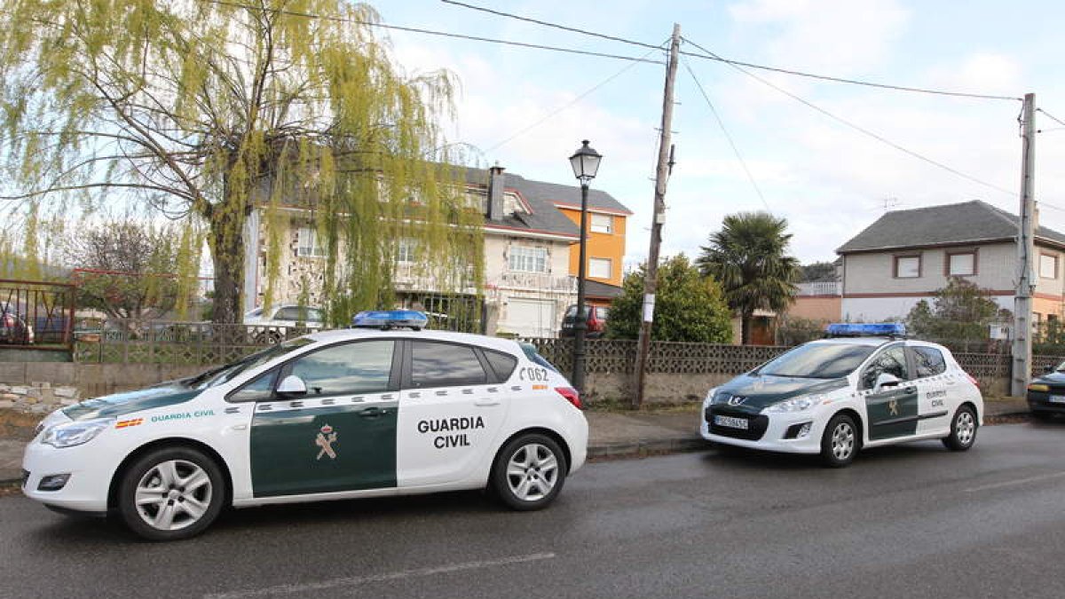 La Guardia Civil sigue investigando en la casa del fallecido, que continúa precintada.