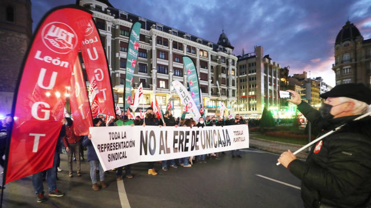 Protesta de los trabajadores de Unicaja la semana pasado por el ERE: RAMIRO