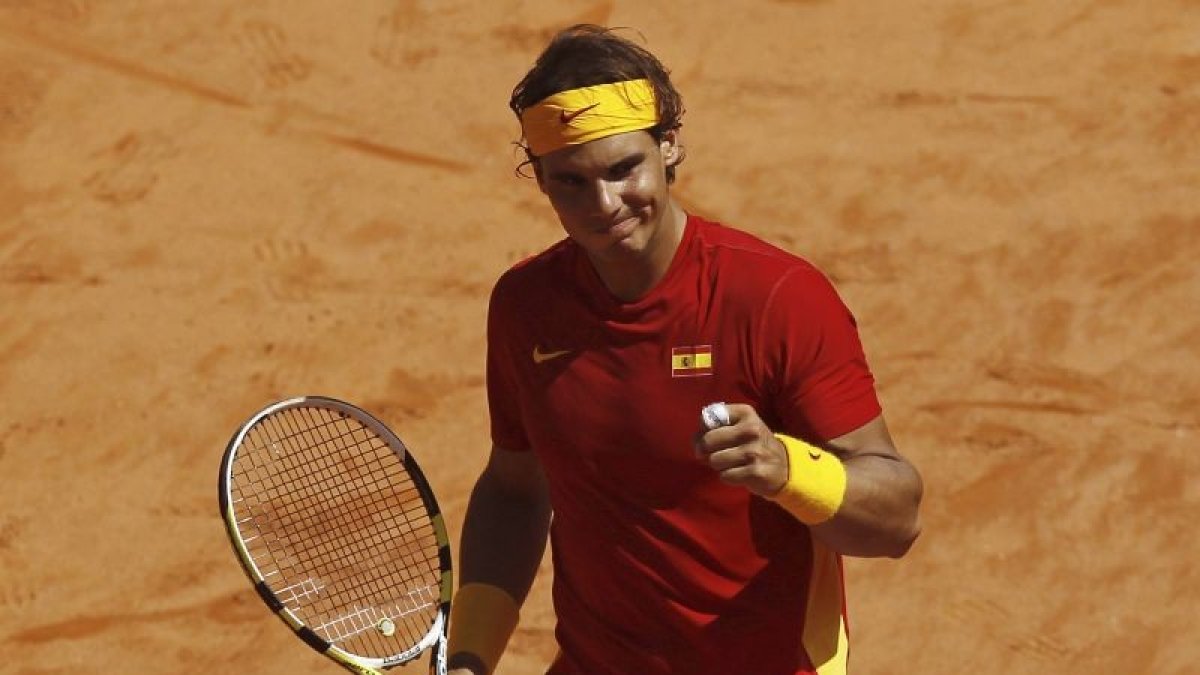 El español Rafa Nadal, tras derrotar 6-0, 6-2 y 6-4 al francés Jo-Wilfried Tsonga en el cuarto partido de la eliminatoria de semifinales del grupo mundial de la Copa Davis España-Francia, que se disputó hoy en la plaza de toros de Los Califas de Córdoba.