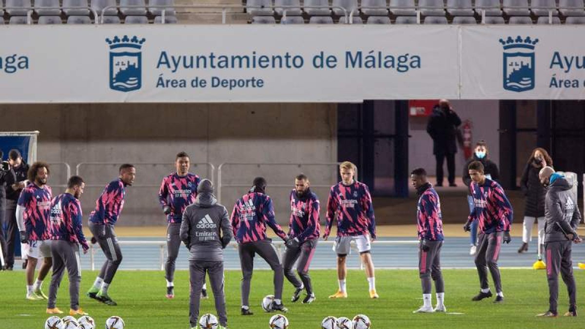 El Madrid, ayer durante su entrenamiento en Málaga. Á. CABRERA