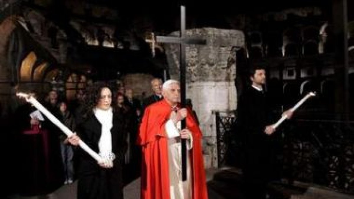 El Papa Benedicto durante la celebración del Vía Crucis