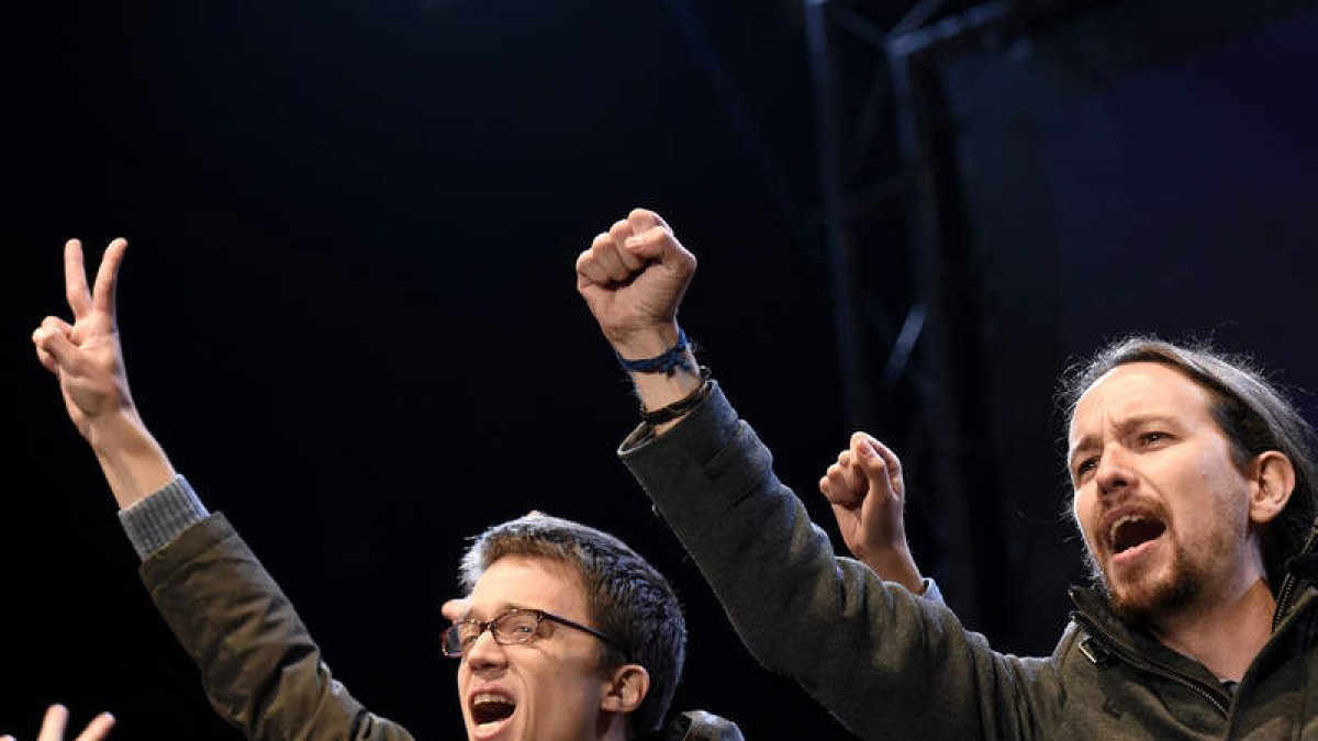 Íñigo Errejón y Pablo Iglesias celebran los resultados de las elecciones del domingo.