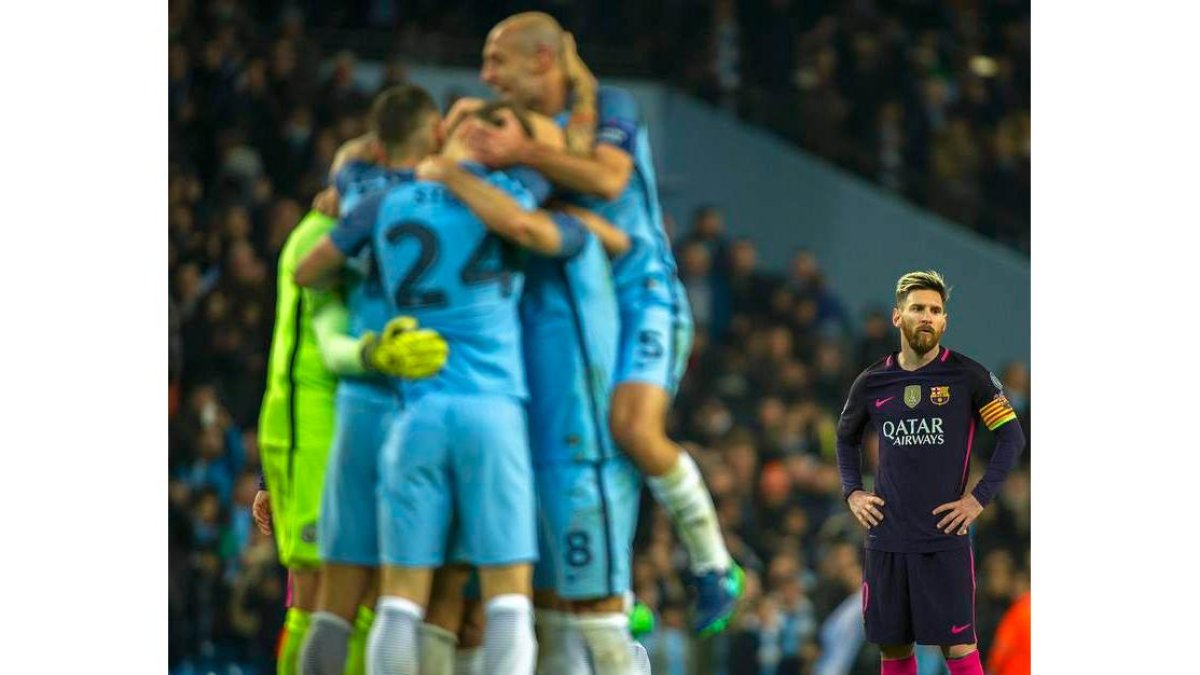 Los jugadores del Manchester City celebran el tercer gol del equipo inglés mientras Messi lo lamenta. PETER POWELL