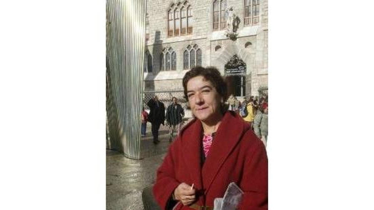 Mercedes García, en imagen de archivo, ante el edificio de Botines