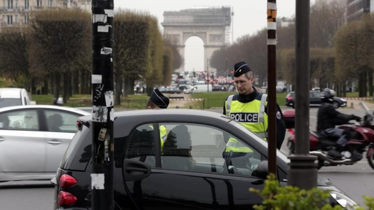 Agentes franceses controlan que los vehículos tengan permiso administrativo para circular por el centro de París.