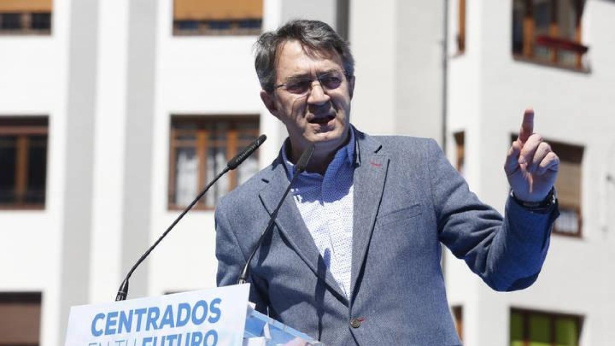 Juan Martínrz Majo durante un acto de su partido en la campaña electoral.