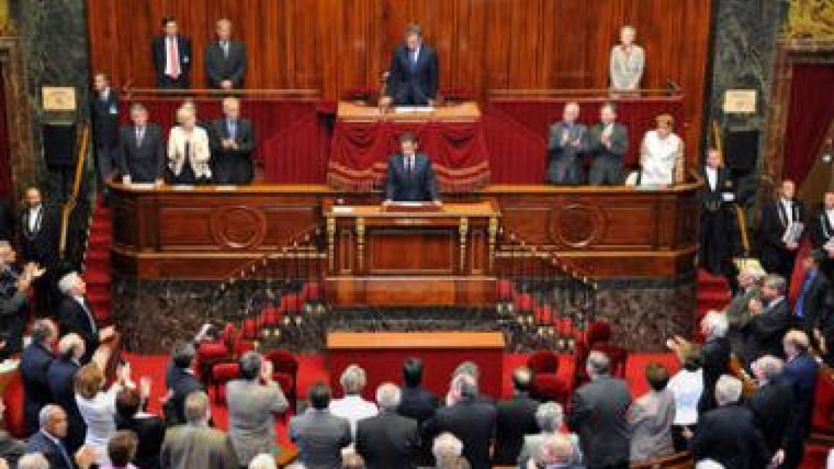 Parlamentarios franceses aplauden a Sarkozy antes de su intervención.