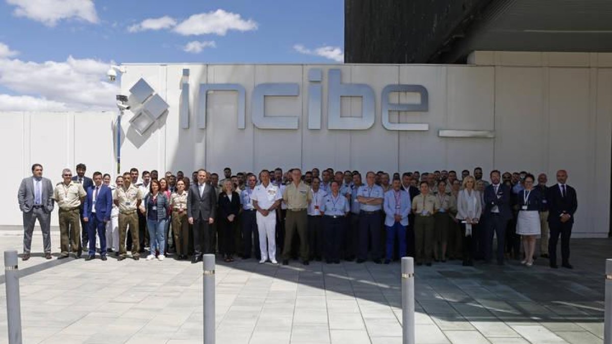 Amparo Valcarce y el director del Incibe con los soldados titulados. FERNANDO OTERO