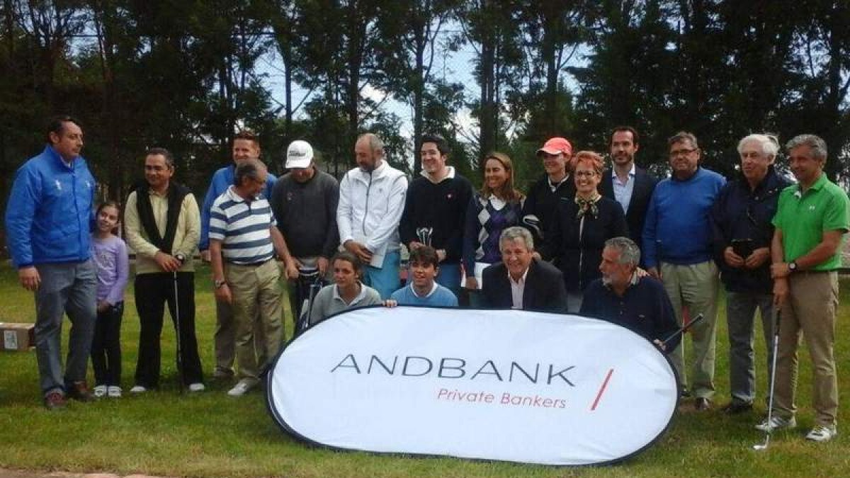 Los ganadores del torneo Andbank, en las instalaciones de León Club de Golf.