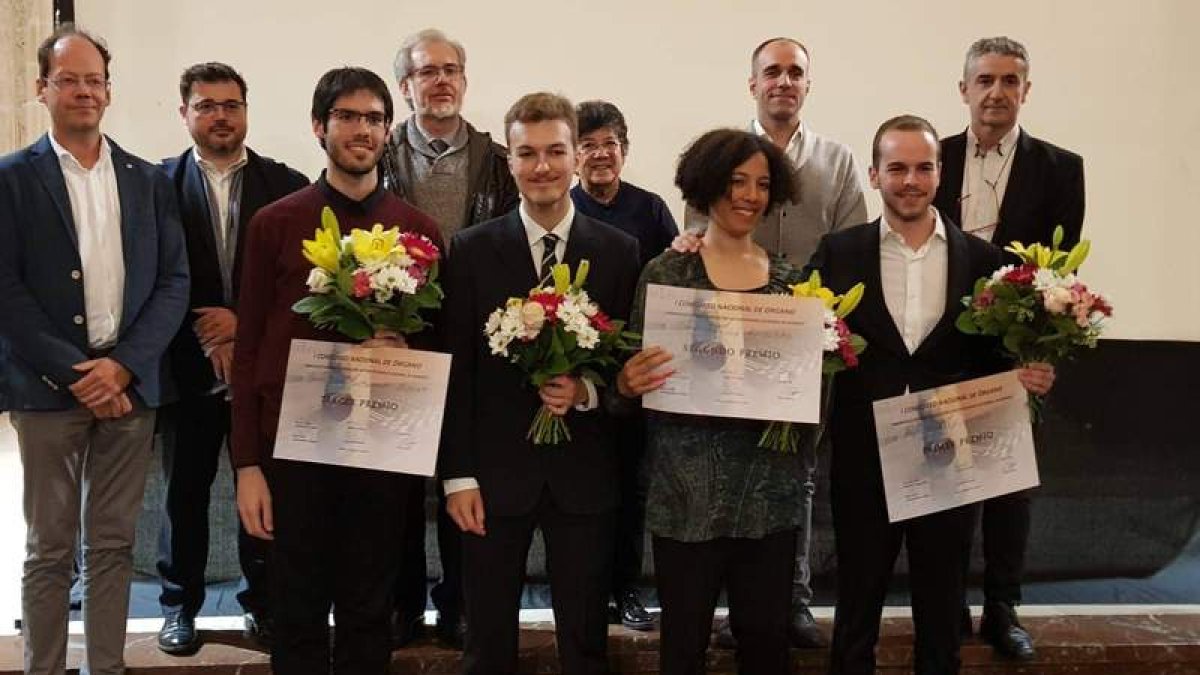 La leonesa Sara Johnson, entre los otros dos premiados. DL