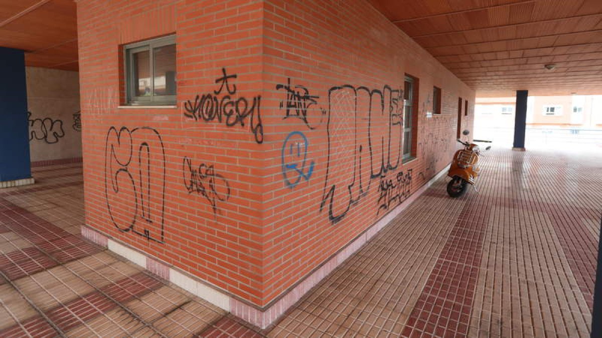 Grafitis en un edificio de León. DL