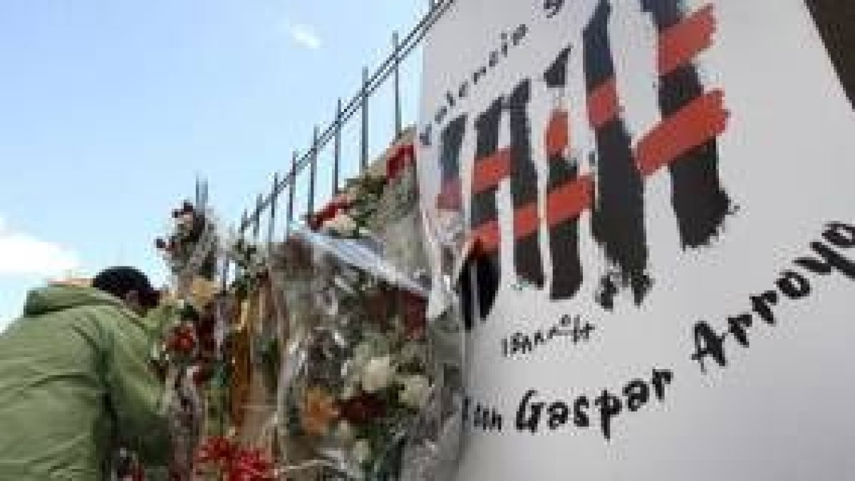 Las flores y un logotipo sirvieron de homenaje a los nueve fallecidos