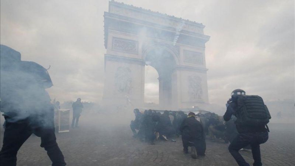 Protesta de los chalecos amarillos cerca del Arco de Triunfo en París.