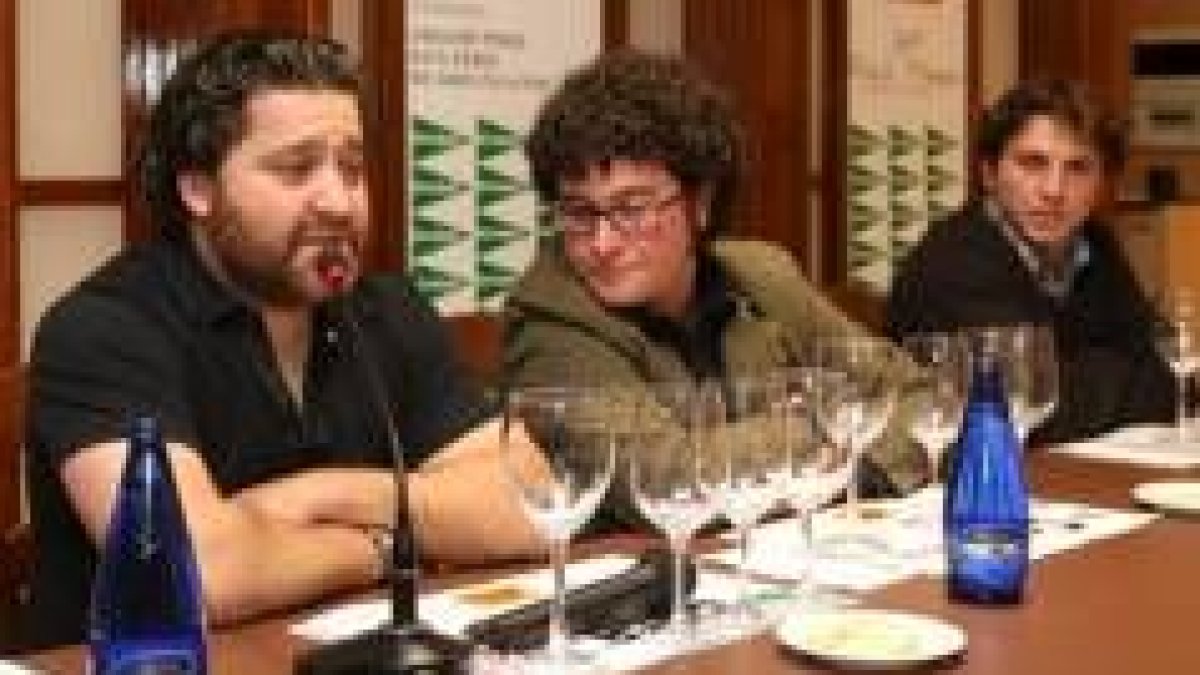 Raúl Pérez, Ricardo Pérez y Grégory Pérez, durante la cata titulada «Viticultores bercianos»