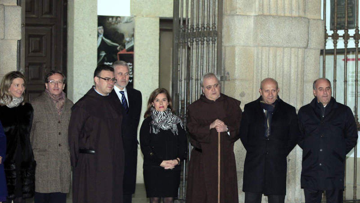 La consejera Alicia García, Sáenz de Santamaría y el ministro Wert en la casa natal de la santa.