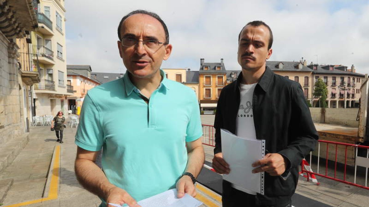 José Manuel Neira, portavoz de la asociación Adesvo de Peñalba, ayer ante el Ayuntamiento. LDM