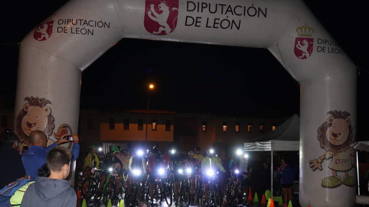 Momento de la salida de la carrera nocturna de BTT ‘Luz de Luna’ en Llanos de Alba. INTERVAL