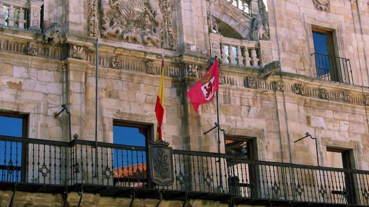 En la provincia de León hay 211 municipios, pero sólo 186 	regidores han informado de sus sueldos a Hacienda. ALMANZA