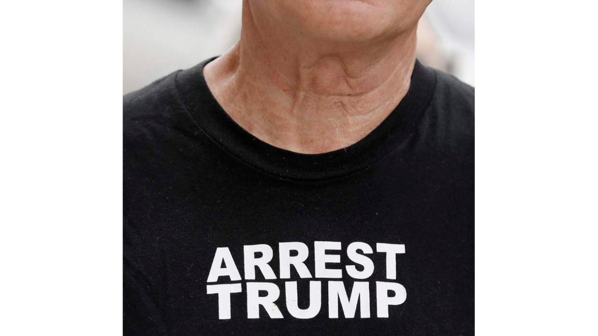 Un hombre exhibe una camiseta exigiendo el arresto de Trump. PETER FOLEY