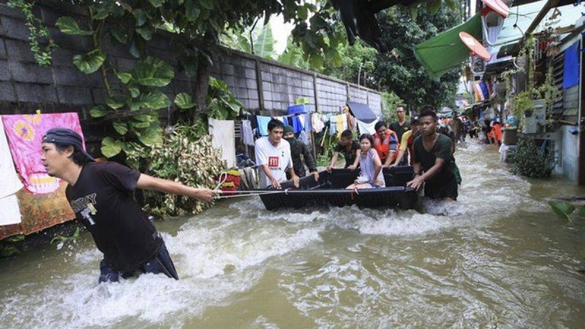 Los equipos de rescate tailandeses evacuan los residentes de una zona inundada de Bangkok.