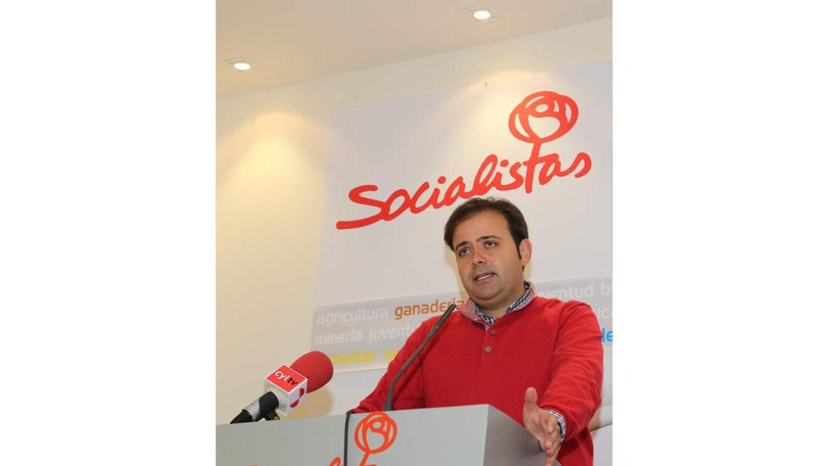 Tino Rodríguez, ayer en la sede del PSOE en León.