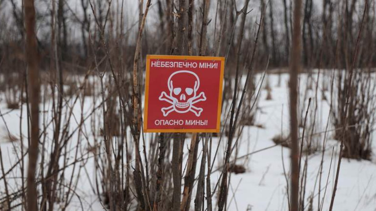 Un cartel advierte de la entrada a un terreno minado en la frontera entre Ucrania y Rusia. STANISLAV KOZLIUK