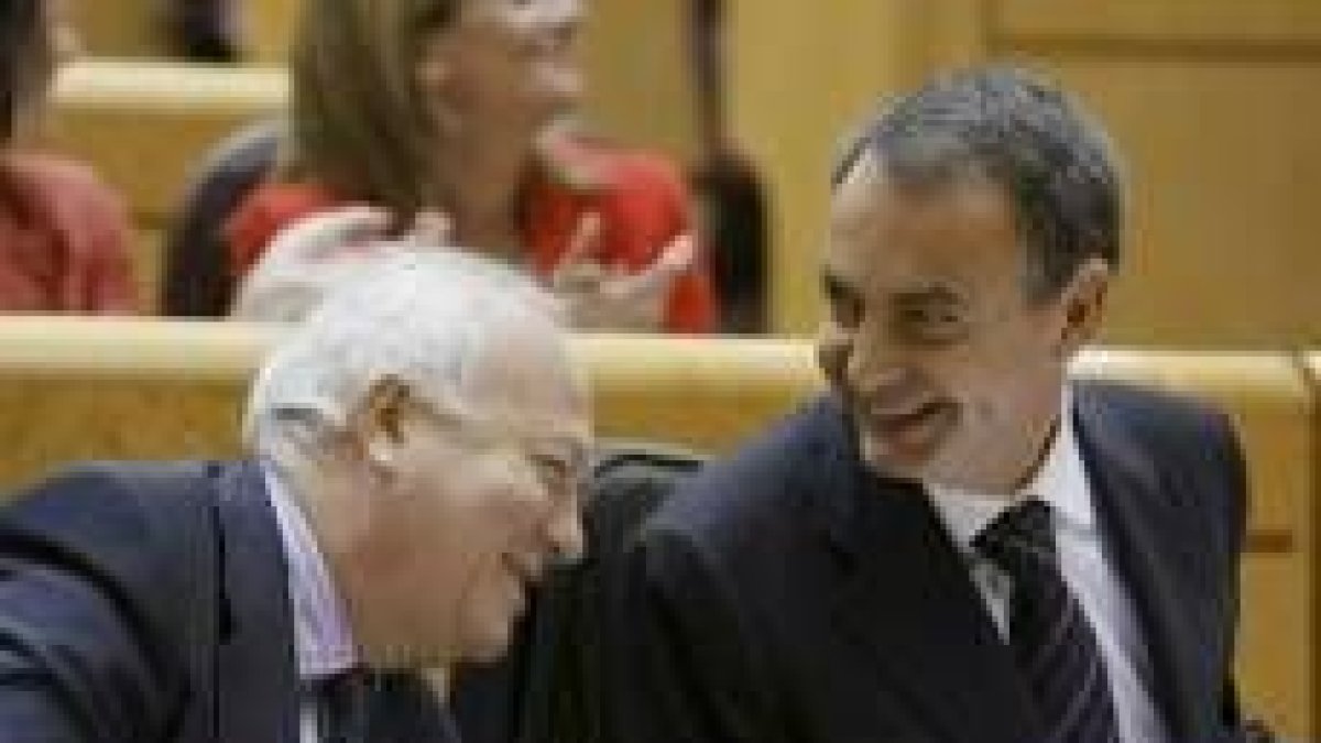 El ministro de Asuntos Exteriores, Miguel Ángel Moratinos, conversa con José Luis Rodríguez Zapatero