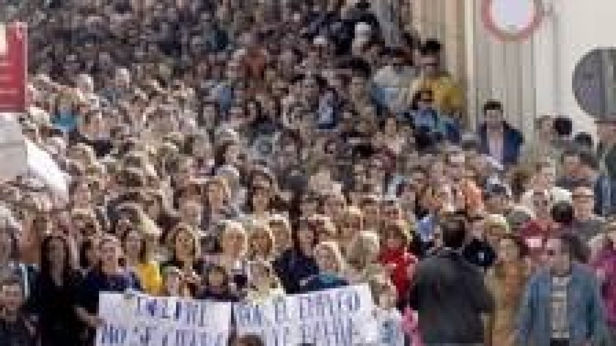 Un millar de personas se manifestaron ayer a las puertas del Ayuntamiento gaditano de Puerto Real