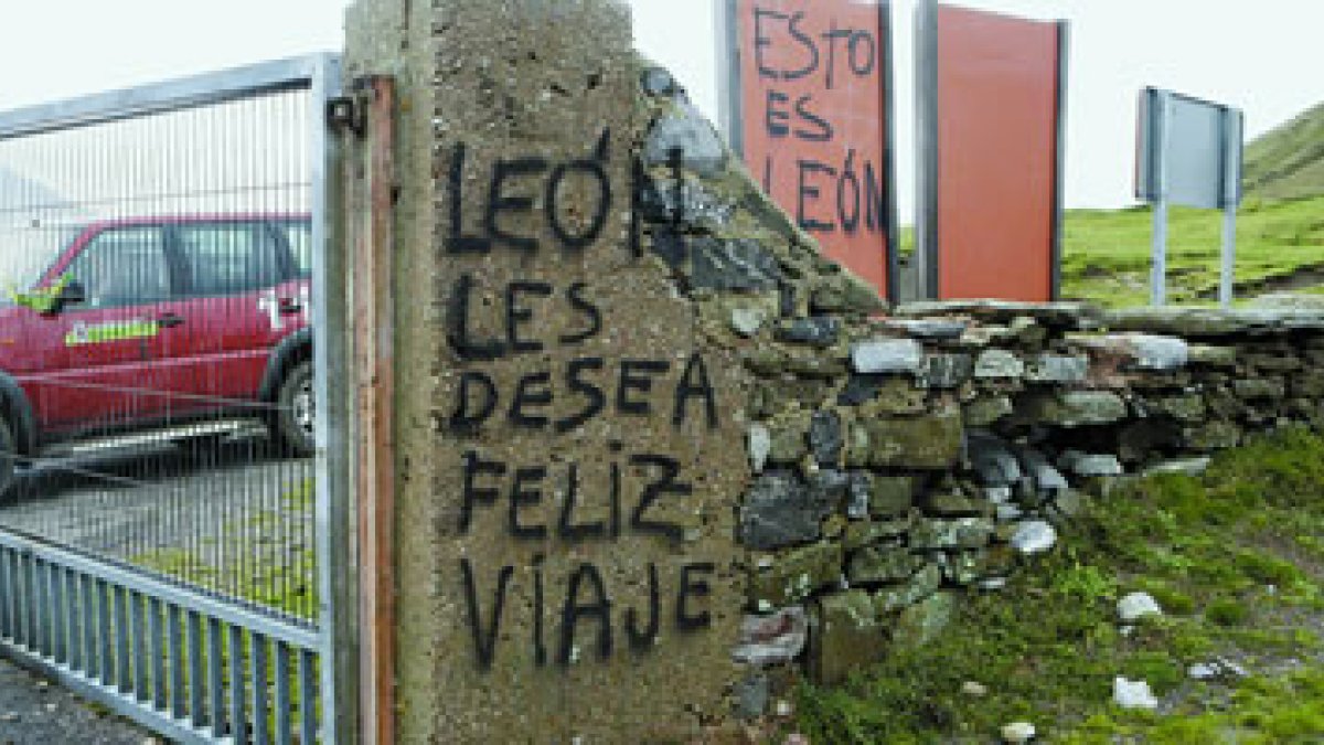 Límite entre León y Asturias, entre San Emiliano y Lena, con la valla de entrada a Pinos.