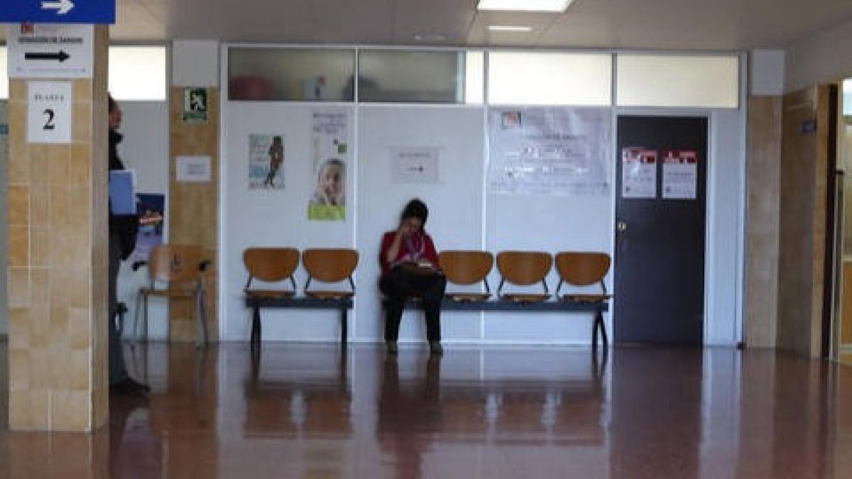 Una mujer espera ser atendida en las urgencias del ambulatorio de José Aguado. S. P.