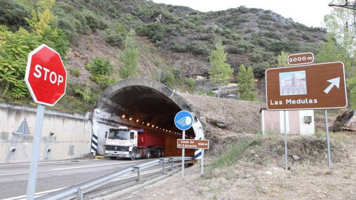 Tramo de la N-120 cortado al tráfico a la salida del túnel de La Barosa, en la imagen.