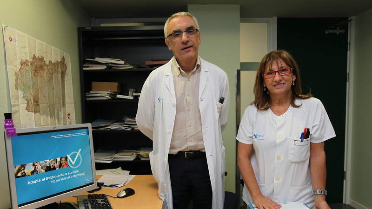 El nefrólogo Mario Prieto, quien presentó el estudio sobre la nueva herramienta en Kuala Lumpur,  y la enfermera Ana Aguilera.