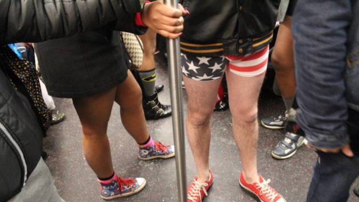 Pasajeros del metro de Nueva York viajan sin pantalones durante el "The No Pants Subway Ride" hoy, domingo 11 de enero de 2015, en Nueva York (NY, EE.UU.). Centenares de neoyorquinos desafiaron hoy a las gélidas temperaturas y sorprendieron a los usuarios