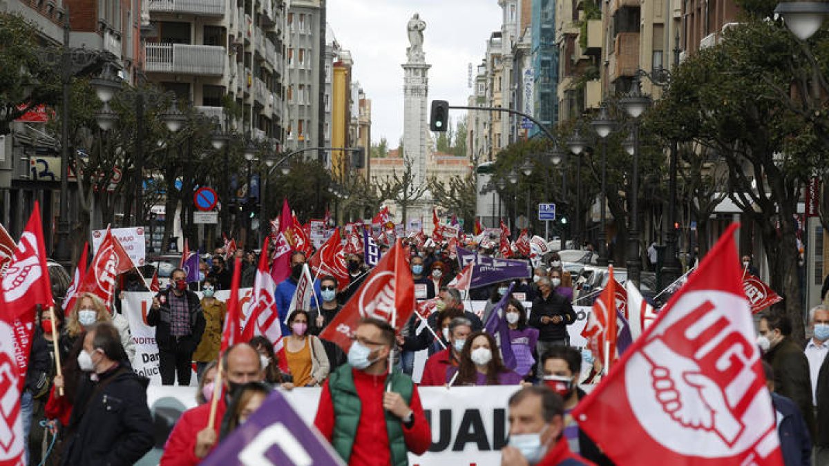 Los manifestantes recorren Gran Vía de San Marcos durante la jornada reivindicativa del Primero de Mayo ayer en León. FERNANDO OTERO