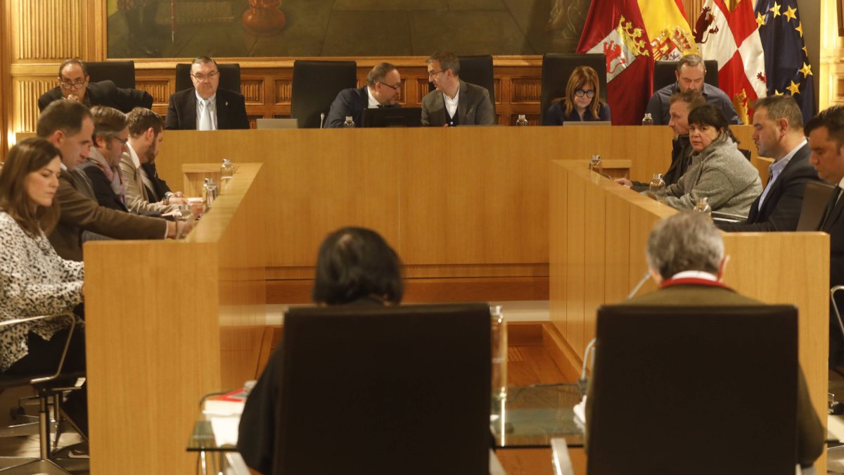 Un momento del Pleno de la Diputación de León. RAMIRO