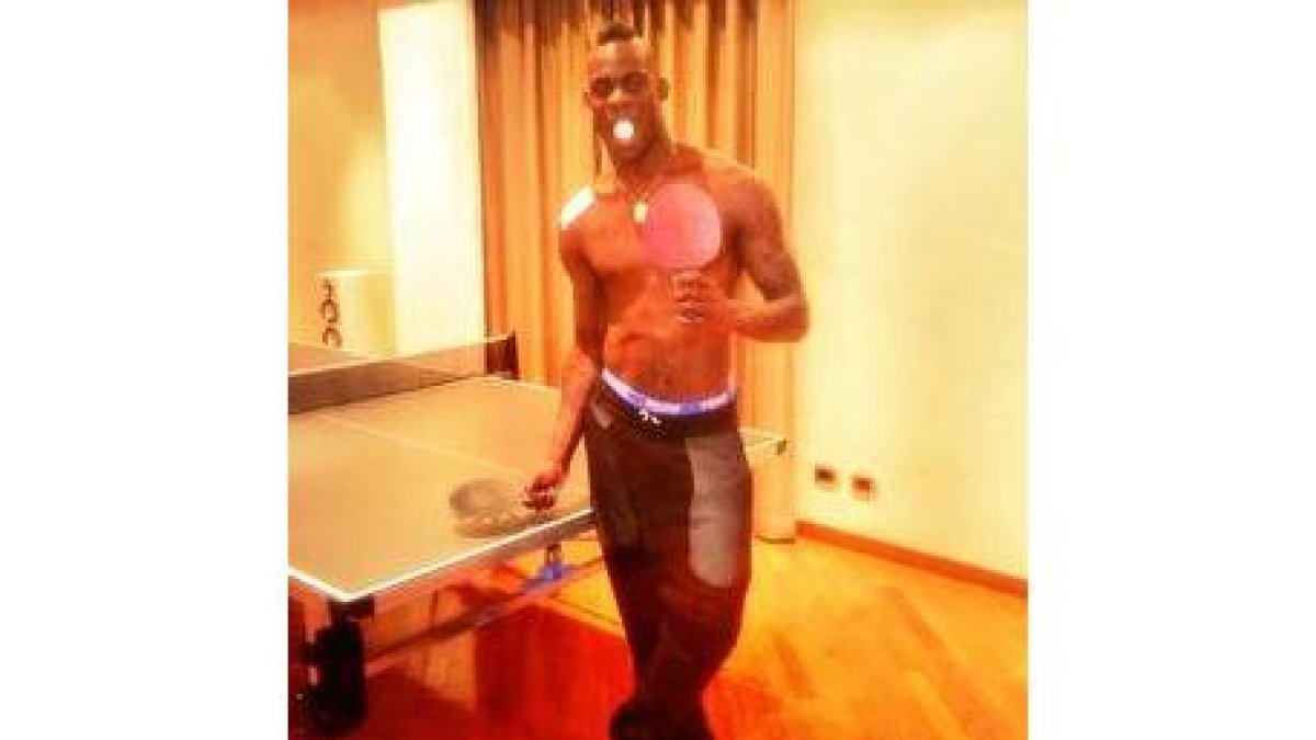La foto colgada en Twitter por Balotelli, en la que se le puede ver a punto de ponerse a jugar al pimpón.