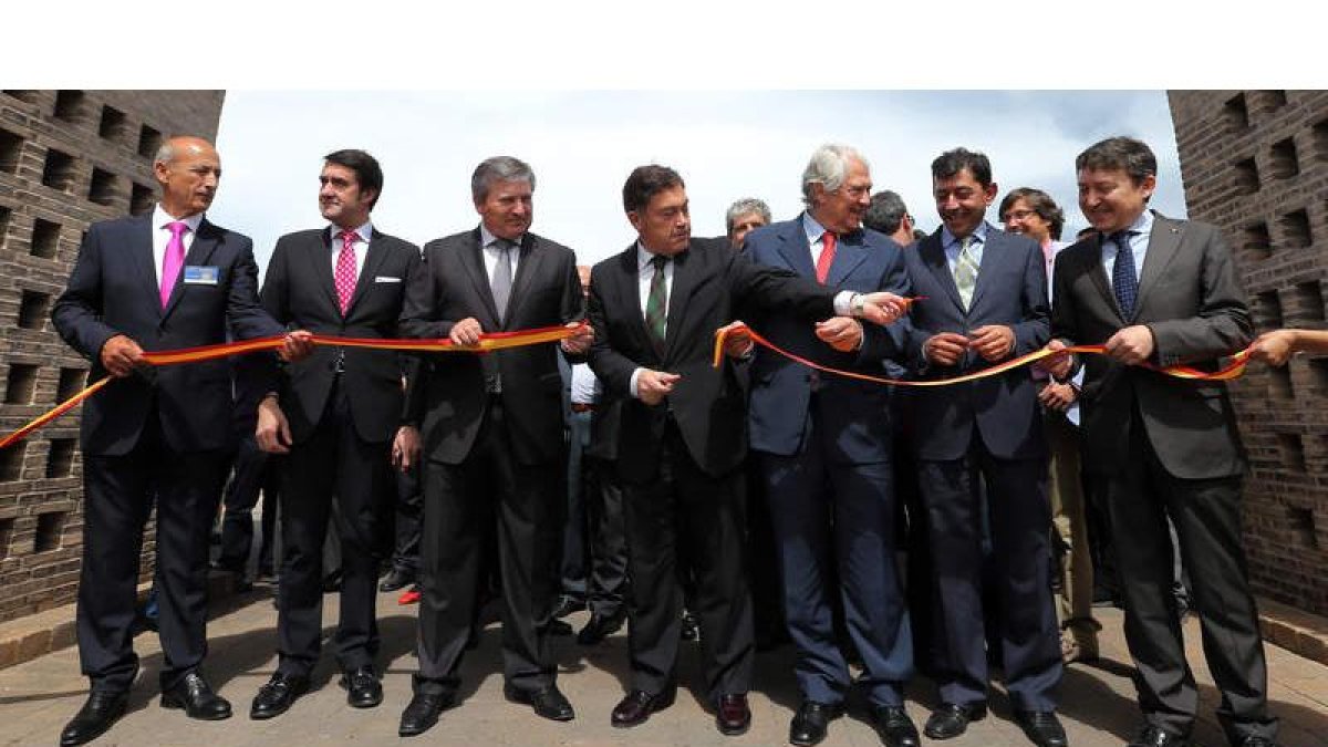 Suárez-Quiñones, Valcarce, Martínez, García, González y Folgueral en el acto protocolario de apertura de la feria.