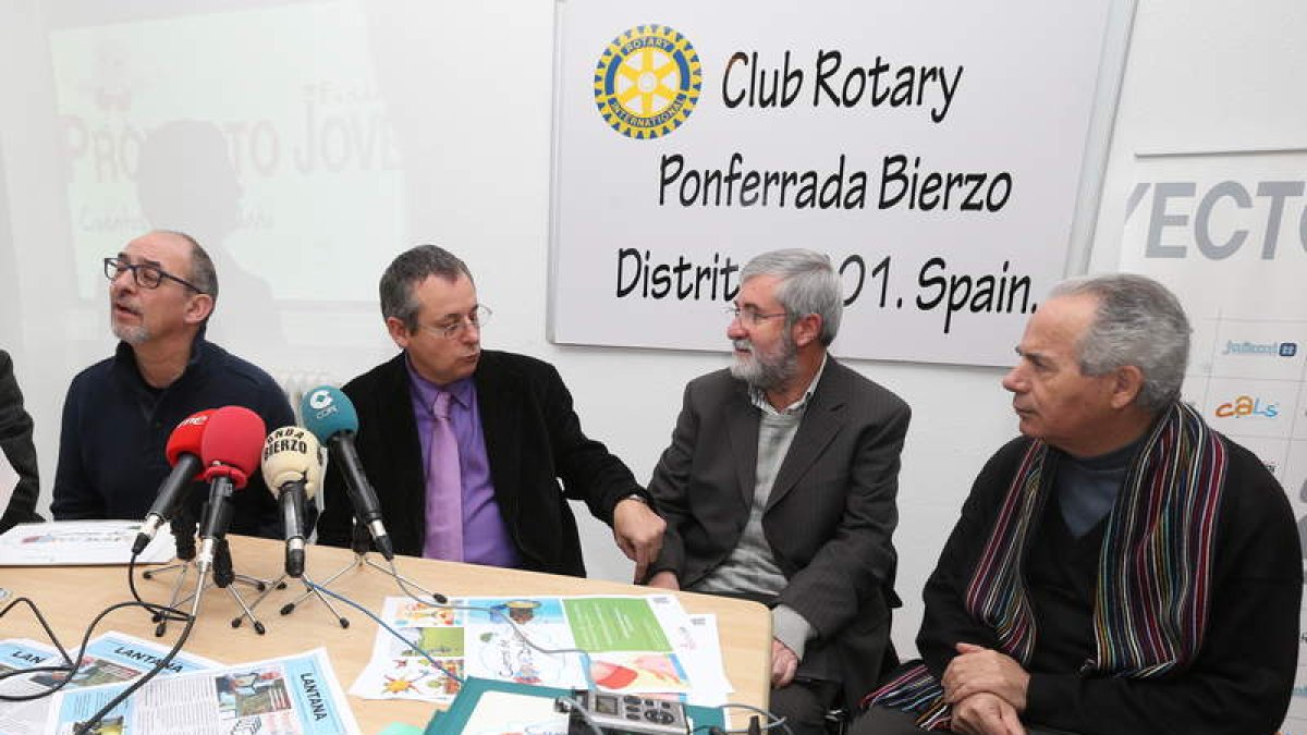 Jorge Peña y José Antonio Prada, con miembros de Rotary.