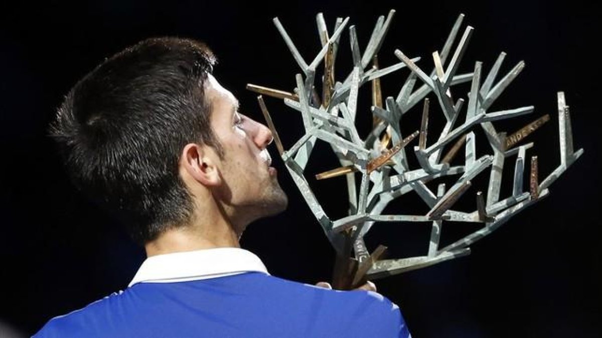 Novak Djokovic besa el trofeo de ganador en París-Bercy.