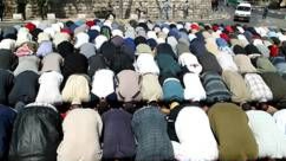 Musulmanes rezando en una calle de Jerusalén