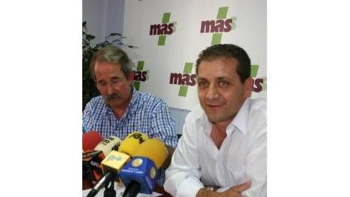 Ángel Escuredo acompañado de José Valcarcel en la rueda de prensa